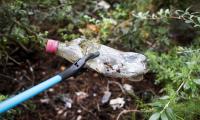 Affald i naturen gribetang og plastikflaske