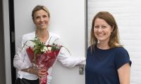 I anledning af målerskift nummer 6.000 modtog Desiree Thyssen en buket blomster af projektdirektør i Lyngby-Taarbæk Forsyning, Jette Miller.