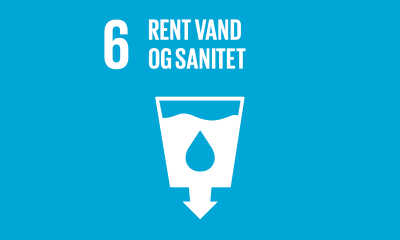 FN's verdensmål 6 med teksten rent vand og sanitet. Blå baggrund og et hvidt glas med en dråbe i og en pil ned