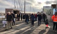 Pølsevogn og mennesker på Taarbæk havn